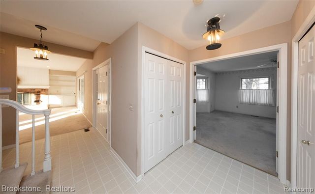 2734 Lenox, Troy, MI 48098