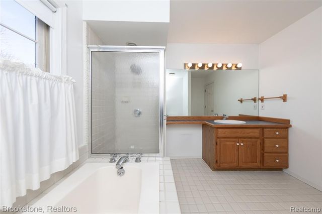 2734 Lenox, Troy, MI 48098