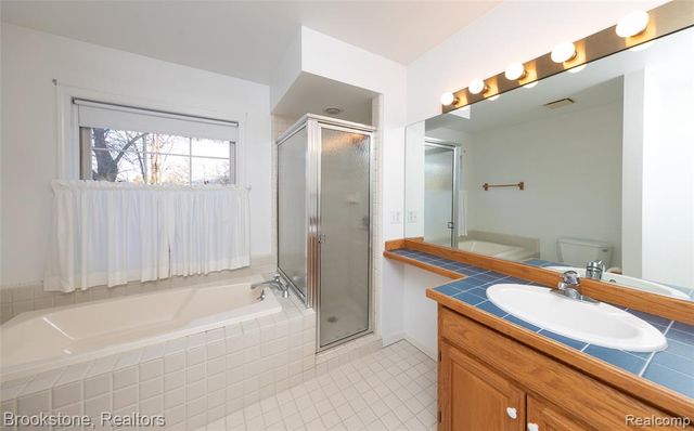 2734 Lenox, Troy, MI 48098