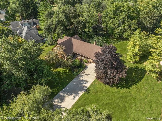 2734 Lenox, Troy, MI 48098