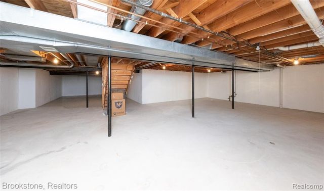 2734 Lenox, Troy, MI 48098