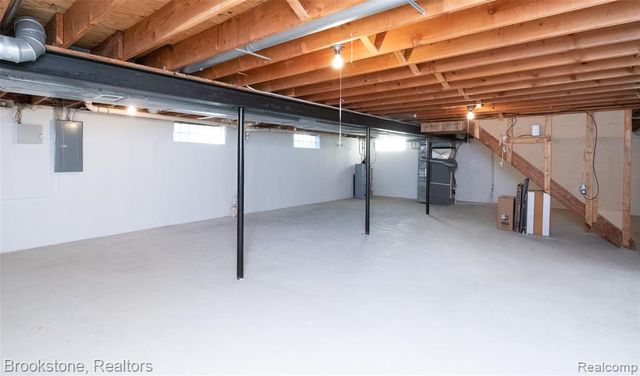 2734 Lenox, Troy, MI 48098