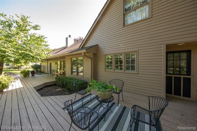 2734 Lenox, Troy, MI 48098