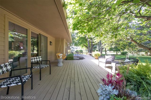 2734 Lenox, Troy, MI 48098