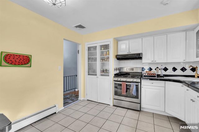 6 Whites Lane, Waldwick, NJ 07463