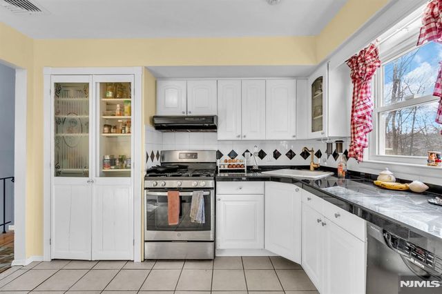 6 Whites Lane, Waldwick, NJ 07463