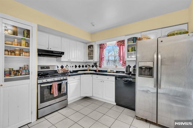 6 Whites Lane, Waldwick, NJ 07463