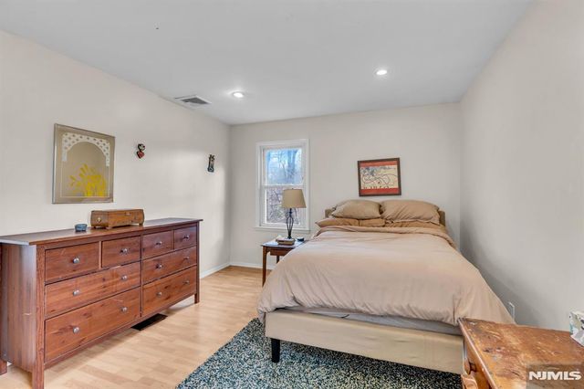 6 Whites Lane, Waldwick, NJ 07463