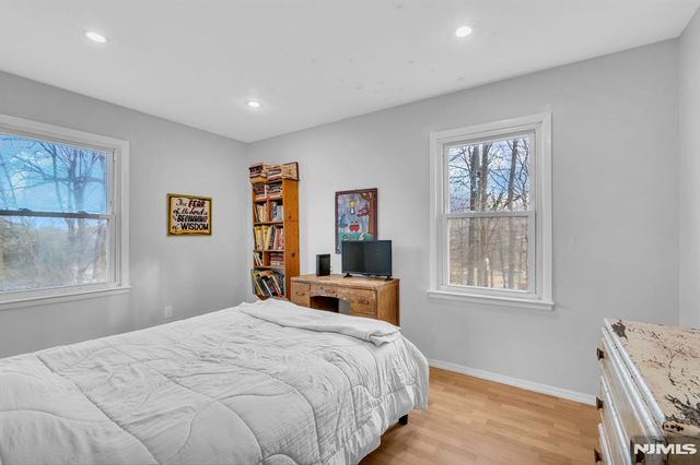 6 Whites Lane, Waldwick, NJ 07463