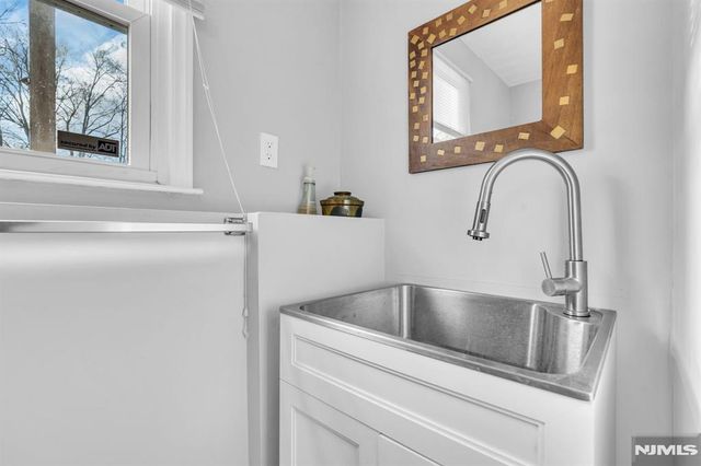 6 Whites Lane, Waldwick, NJ 07463