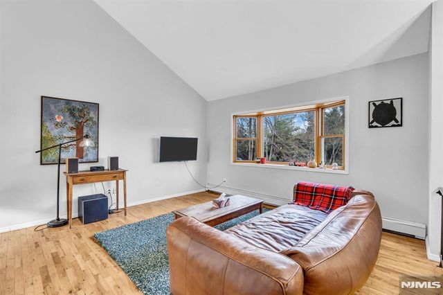 6 Whites Lane, Waldwick, NJ 07463