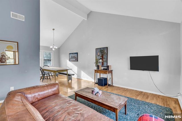 6 Whites Lane, Waldwick, NJ 07463