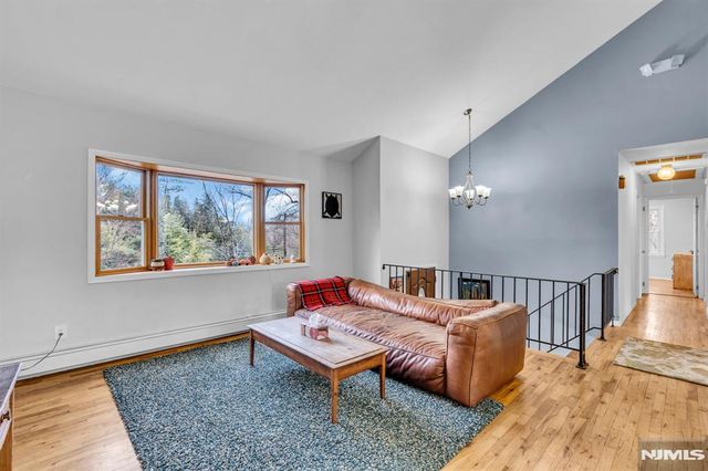 6 Whites Lane, Waldwick, NJ 07463