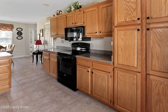 146 N Kristal Springs Dr, Shepherdsville, KY 40165