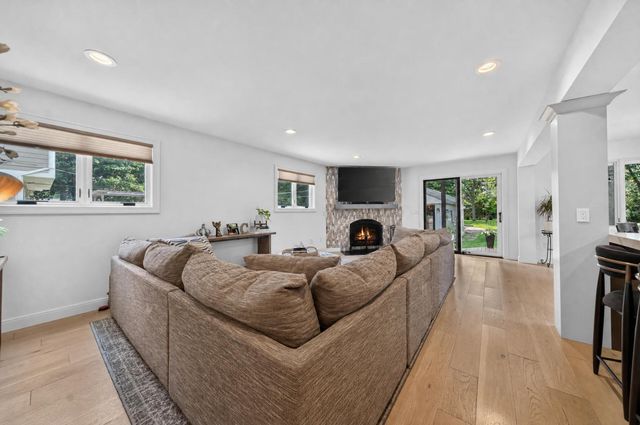 220 Red Oak Lane, Rochester Hills, MI 48307