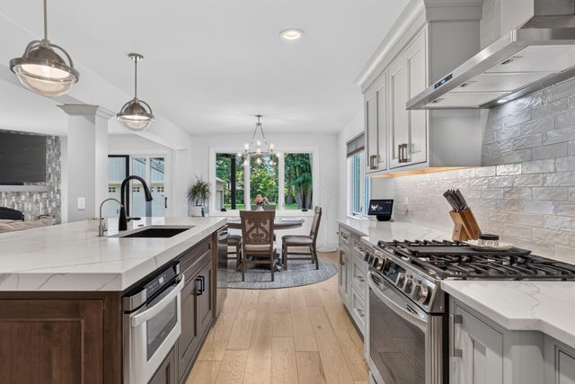 220 Red Oak Lane, Rochester Hills, MI 48307