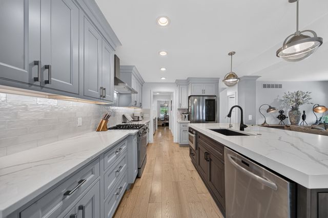 220 Red Oak Lane, Rochester Hills, MI 48307