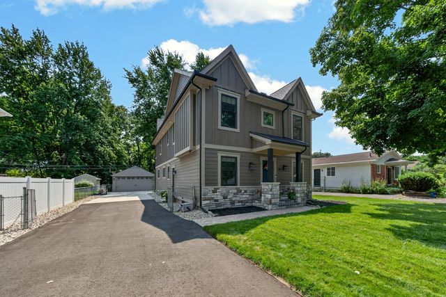 220 Red Oak Lane, Rochester Hills, MI 48307