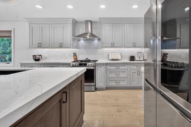 220 Red Oak Lane, Rochester Hills, MI 48307