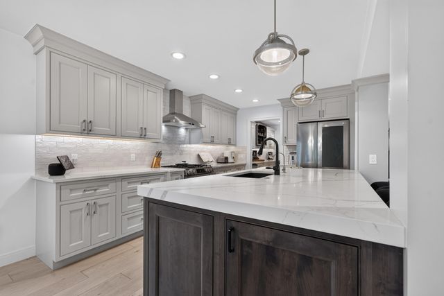 220 Red Oak Lane, Rochester Hills, MI 48307