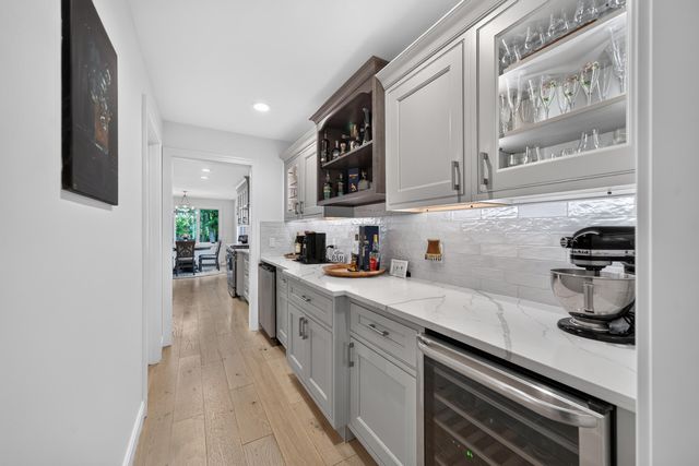 220 Red Oak Lane, Rochester Hills, MI 48307