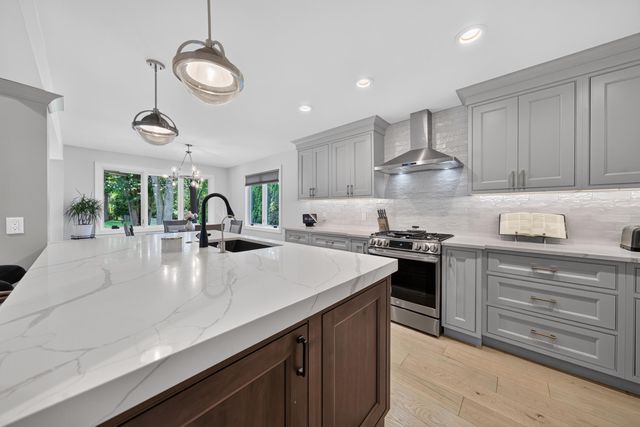 220 Red Oak Lane, Rochester Hills, MI 48307