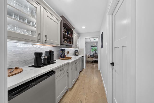220 Red Oak Lane, Rochester Hills, MI 48307