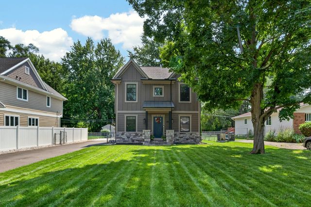 220 Red Oak Lane, Rochester Hills, MI 48307