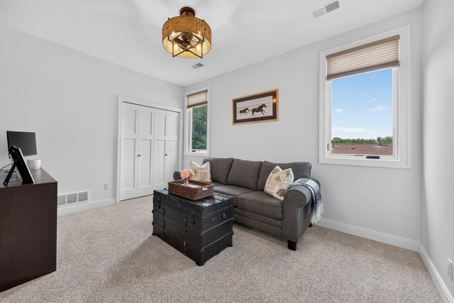 220 Red Oak Lane, Rochester Hills, MI 48307