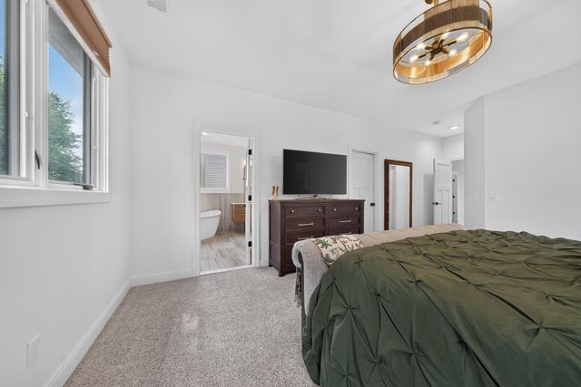 220 Red Oak Lane, Rochester Hills, MI 48307