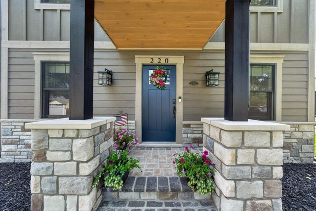 220 Red Oak Lane, Rochester Hills, MI 48307