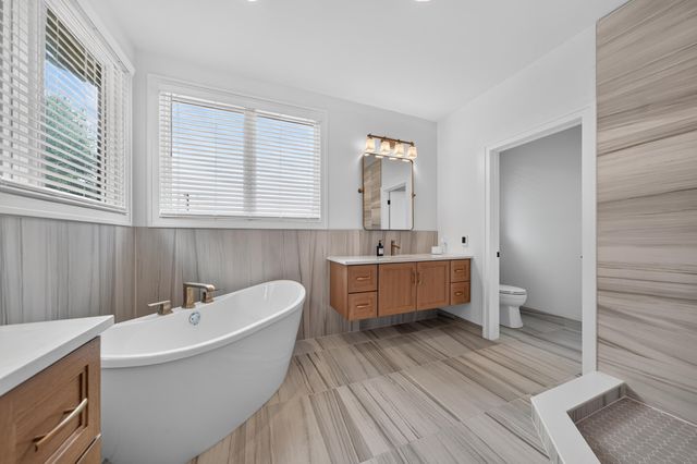 220 Red Oak Lane, Rochester Hills, MI 48307