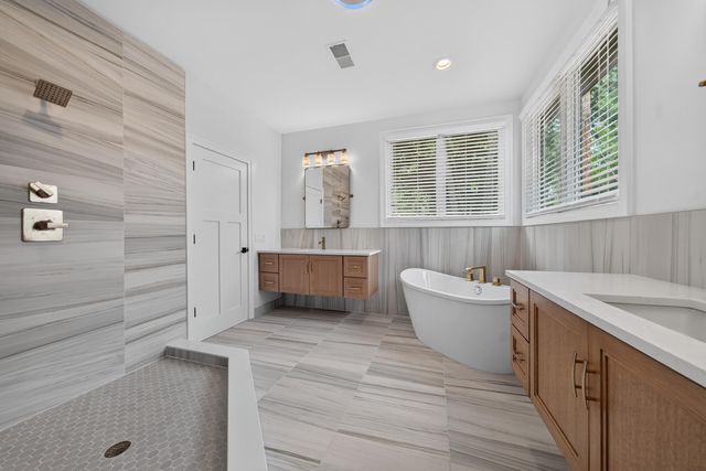 220 Red Oak Lane, Rochester Hills, MI 48307