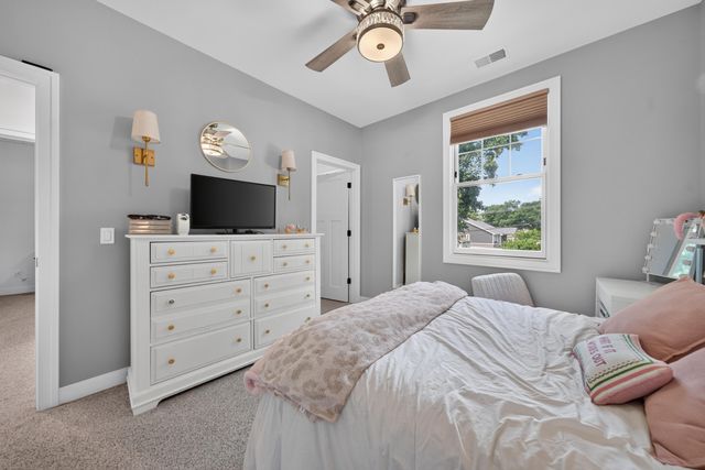 220 Red Oak Lane, Rochester Hills, MI 48307