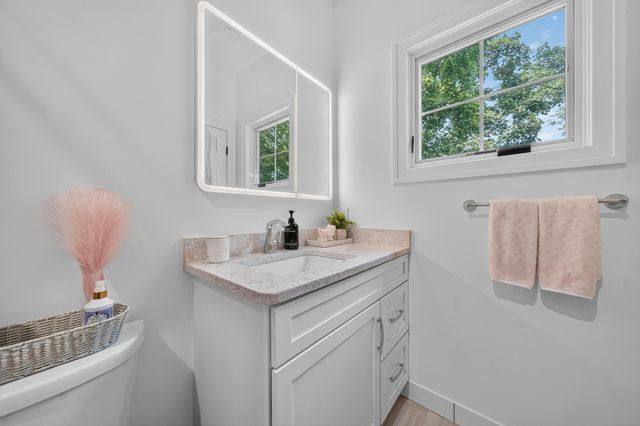 220 Red Oak Lane, Rochester Hills, MI 48307