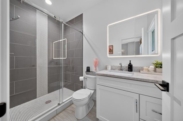220 Red Oak Lane, Rochester Hills, MI 48307