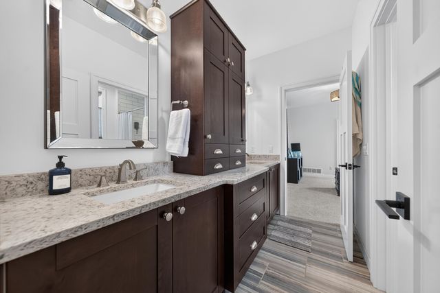 220 Red Oak Lane, Rochester Hills, MI 48307