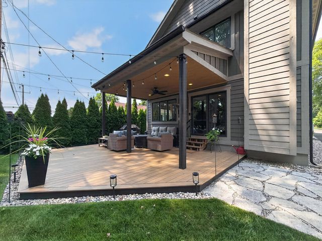 220 Red Oak Lane, Rochester Hills, MI 48307