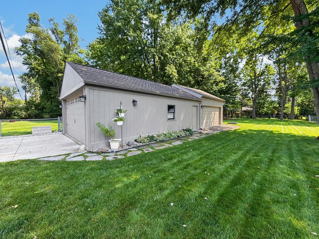 220 Red Oak Lane, Rochester Hills, MI 48307
