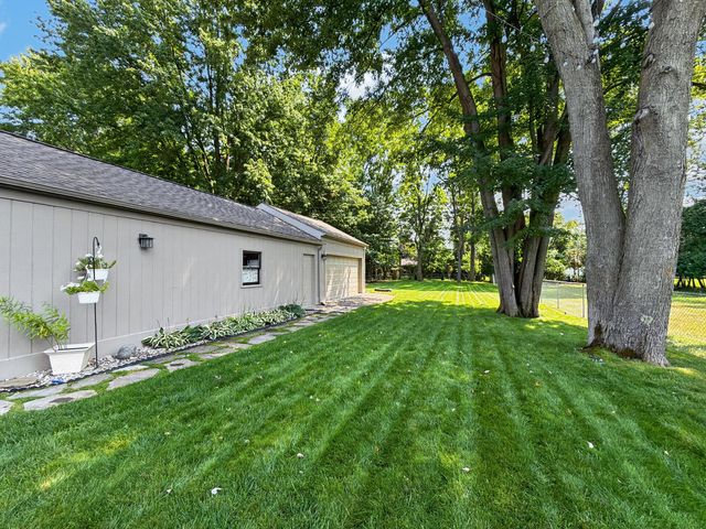 220 Red Oak Lane, Rochester Hills, MI 48307