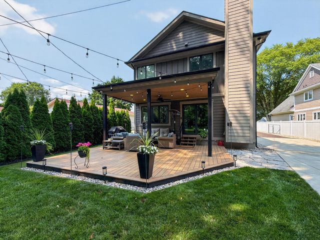 220 Red Oak Lane, Rochester Hills, MI 48307
