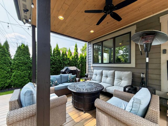 220 Red Oak Lane, Rochester Hills, MI 48307