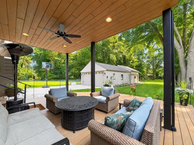 220 Red Oak Lane, Rochester Hills, MI 48307