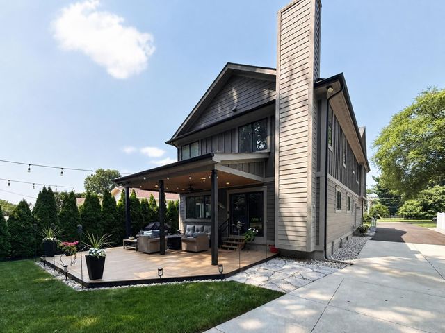 220 Red Oak Lane, Rochester Hills, MI 48307