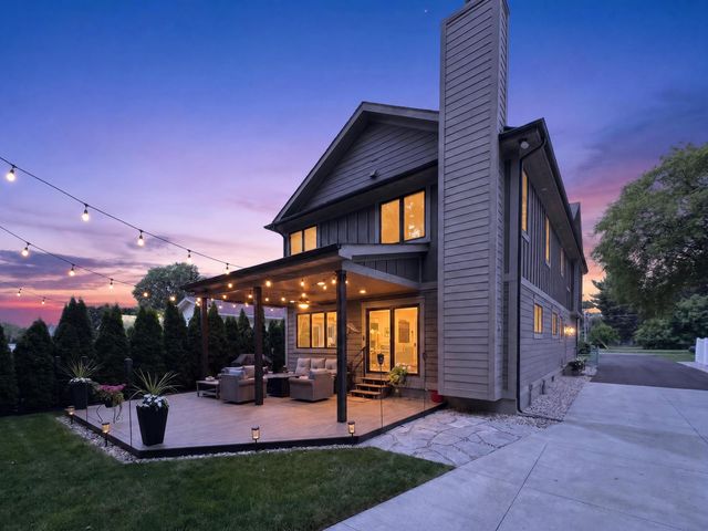 220 Red Oak Lane, Rochester Hills, MI 48307