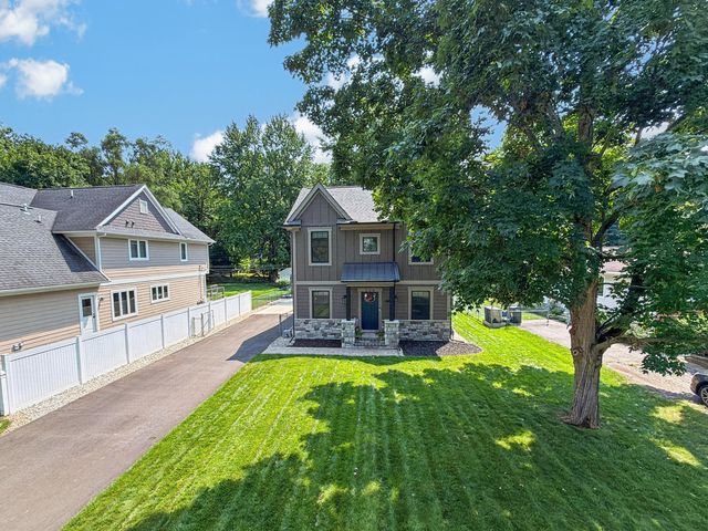 220 Red Oak Lane, Rochester Hills, MI 48307