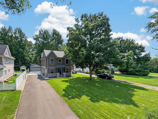 220 Red Oak Lane, Rochester Hills, MI 48307
