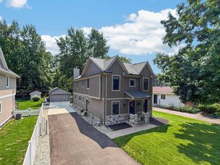 220 Red Oak Lane, Rochester Hills, MI 48307