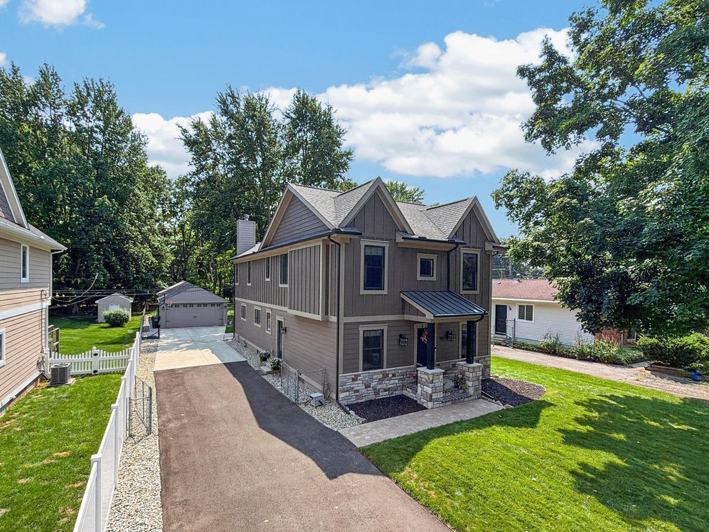 220 Red Oak Lane, Rochester Hills, MI 48307
