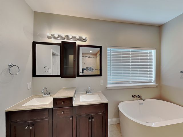 1002 Woodcrest Drive, Lancaster, TX 75134